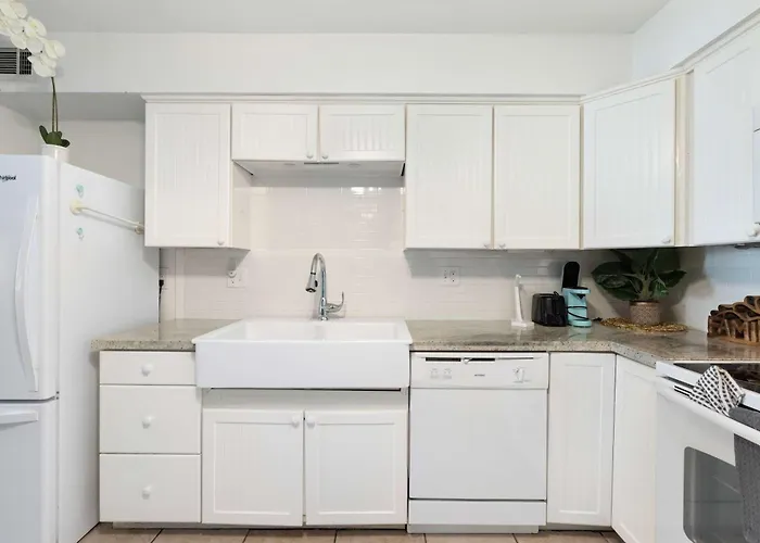 Charming 2 Bedroom Pool & Garden