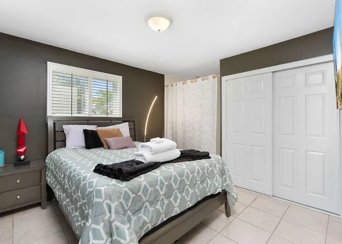 Dom wakacyjny Charming 2 Bedroom Pool & Garden