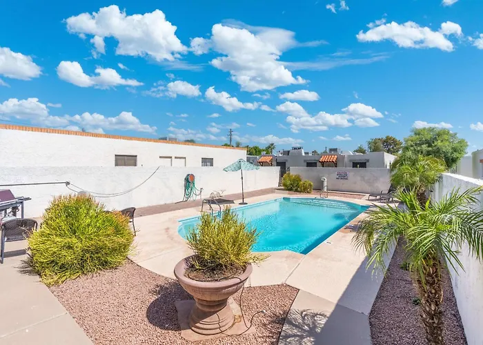Dom wakacyjny Charming 2 Bedroom Pool & Garden *